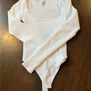 Never worn before Aritzia white bodysuit